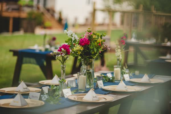 Una mesa con flores y velas (foto de demostración)