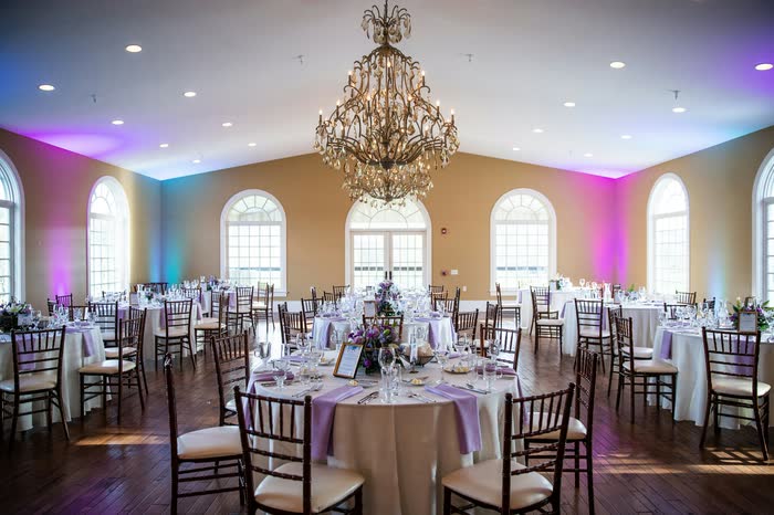 Un salón de banquetes preparado para la fiesta (foto de demostración)