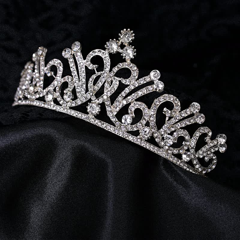 Una tiara plateada sobre satén negro (foto de demostración)